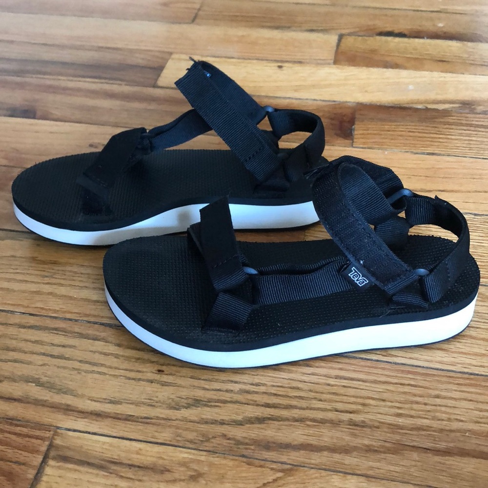 teva black and white lifted sandal